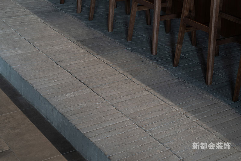 >灰磚鋪設(shè)地面