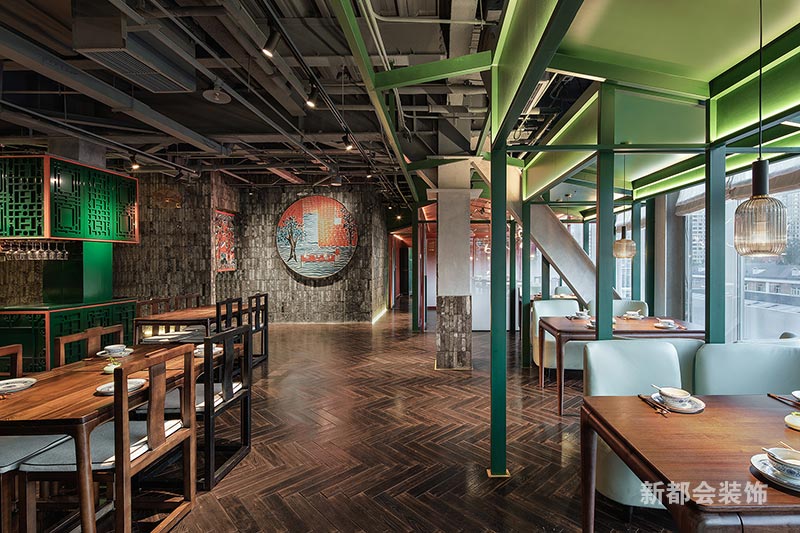 做舊的原木色配上綠色裝飾頂