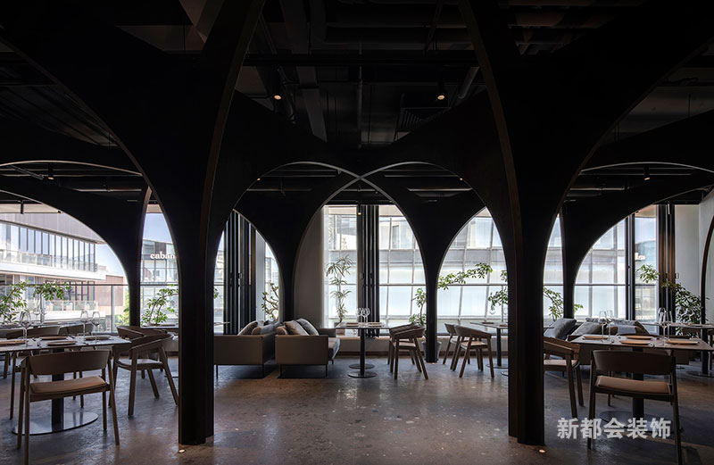 配備原木吧臺與四人餐桌椅