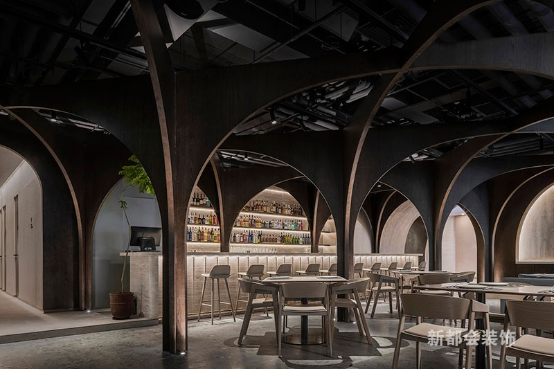 配備原木吧臺與四人餐桌椅