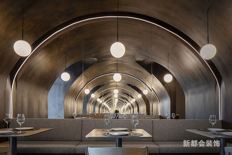 墻面背景鏡子，視覺上給空間增加了維度