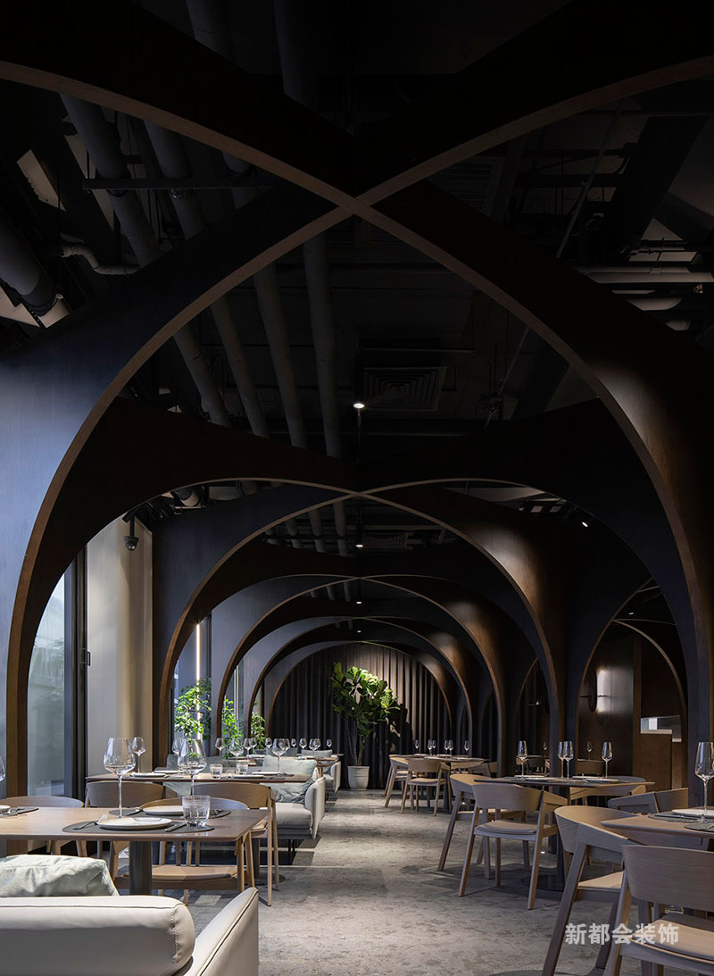 配備原木吧臺與四人餐桌椅