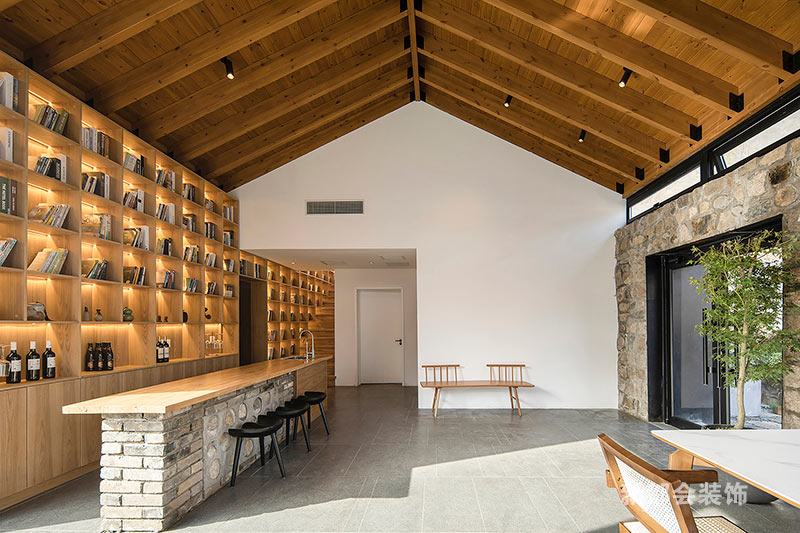 書香氣息的休閑小酒吧，不需要華麗的裝飾，灰磚與實木的結(jié)合