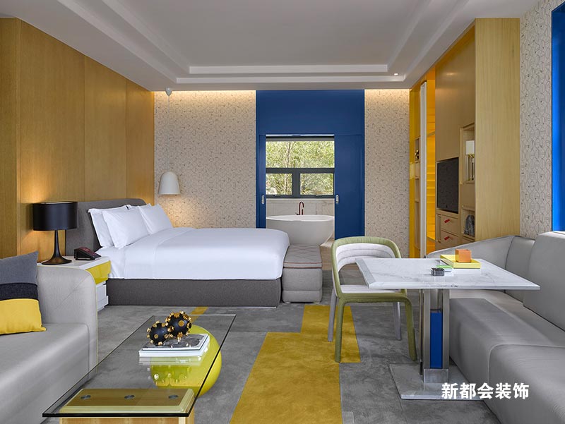 客房設計，黃色灰色色調配備原木色背景墻，空間布局剛剛好