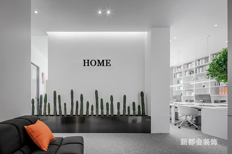 進門公司logo設計簡潔，配備輕奢小沙發作為臨時接待區域