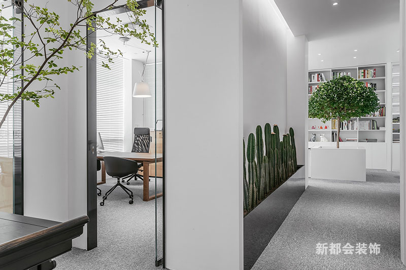 領導辦公室配備原木辦公桌和常見的黑色辦公椅簡單很使用