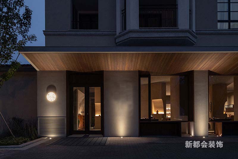 >門臉采用中式現(xiàn)代的裝飾風格與室內(nèi)風格一致